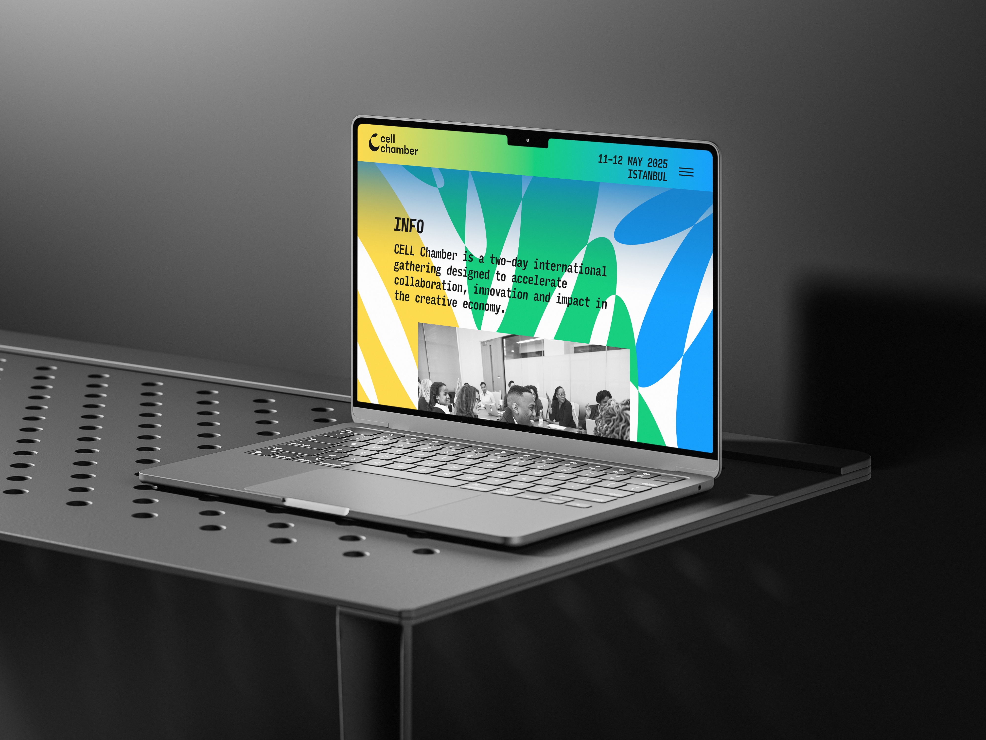 iMac_on_Table_Mockup_1
